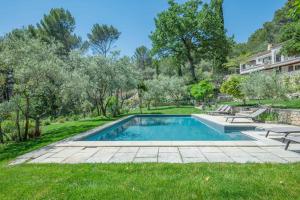 埃吉莱VILLA VOGA- Luxury family holidays Aix-en-Provence的一座房子的院子内的游泳池