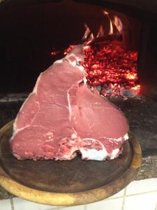 基安蒂格雷夫B&B Casa Gori的一块肉正在烤箱里煮熟