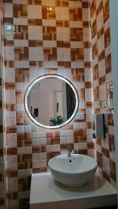 Pili伊丽莎白酒店 - 纳加的浴室设有水槽和墙上的镜子