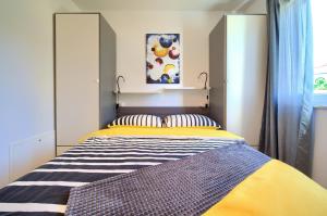 克尔克Apartment SARA的一间卧室配有一张黄色和蓝色毯子的床