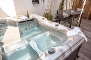 诺亚芒提亚拉谢泽度假屋的一个带桌子的客房内的按摩浴缸