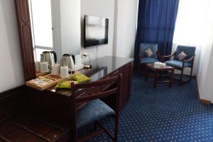 亚历山大Amon Alexandria的酒店客房配有书桌和镜子