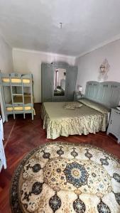 PerreroLa betulla的一间带两张床的卧室和地毯