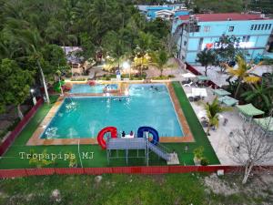 Pili伊丽莎白酒店 - 纳加的享有度假村游泳池的顶部景致