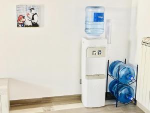 加埃塔La Dimora del Golfo的客房内的饮水机和一瓶水