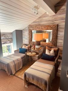 格拉斯米尔格拉斯米尔酒店的客房设有两张床、一张沙发和一张桌子。