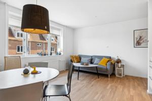 奥尔堡Moderne Lejlighed i Aalborg Vestby - 1 BR的客厅配有沙发和桌子