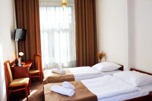 弗罗茨瓦夫罗特哈斯酒店的酒店客房设有两张床和窗户。