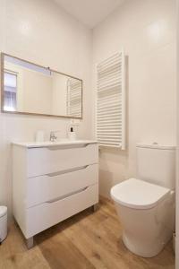萨拉曼卡Amplio alojamiento centro barrio del Oeste的白色的浴室设有卫生间和水槽。