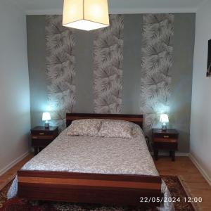 Vale CovoOeste Casa的一间卧室配有一张床和两张带台灯的床头柜。