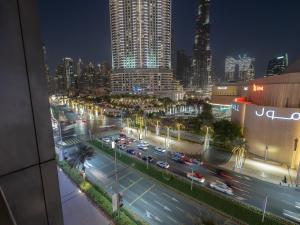 迪拜Luxurious Stylish Apartments Across Dubai Mall Burj Khalifa City Views的繁忙街道上交通繁忙的城市