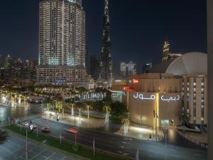 迪拜Luxurious Stylish Apartments Across Dubai Mall Burj Khalifa City Views的享有夜间城市景观和建筑