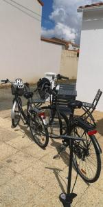 莱萨布勒-多洛讷Maison proche centre, gare, aux Sables d'olonne的停在长凳旁边的一群自行车