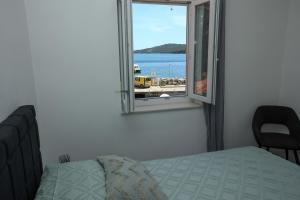博扎瓦Exceptional Apartment Juniper, FIRST ROW TO THE SEA的一间卧室设有一张床和一个美景窗户。