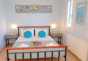 瓦西Odysseion Apartments的一间卧室配有一张带两把椅子和鲜花的床。