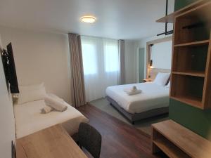 伊帕尼Best Western Hotel Kobalt的酒店客房设有两张床和窗户。