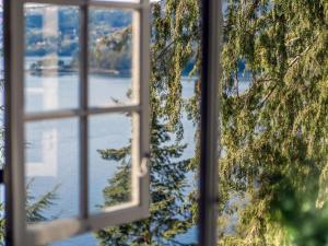 卑尔根Vertshuset Konow的湖景开放式窗户