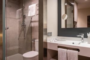 略夫雷加特河畔奥斯皮塔莱特萨博普拉萨尤罗帕酒店的浴室配有卫生间、盥洗盆和淋浴。