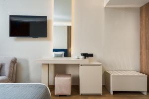 扎金索斯镇帕拉提诺酒店的客房设有一张床、一张书桌和电视