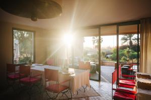 阿加迪尔达尔马克吐布酒店的享有美景的带桌椅的用餐室