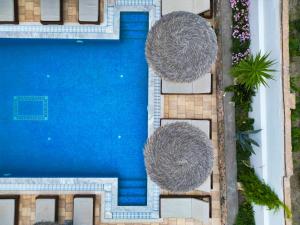 卡马利安吉拉别墅酒店的享有带遮阳伞的游泳池的顶部景致