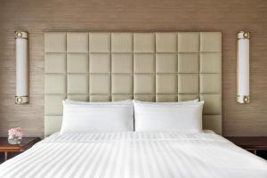 福州福州香格里拉的卧室配有带白色枕头的大床