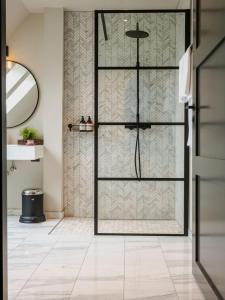 卑尔根Vertshuset Konow的带淋浴的浴室和玻璃门