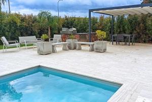 加利亚诺德尔卡波Dimora Lauro的一个带游泳池、桌子和烧烤架的庭院