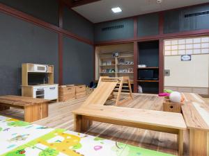 福井Lupo Forest "GRAN FOREST Echizen Miyama" - Vacation STAY 06371v的大房间设有木桌和厨房