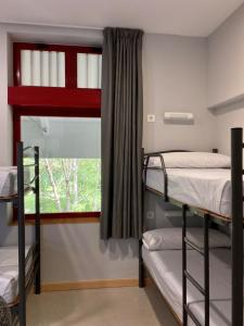 比利亚瓦维拉法旅舍的客房设有两张双层床和一扇窗户。