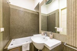 罗马Luxury Apartments Pantheon Roma的浴室配有盥洗盆和浴缸。