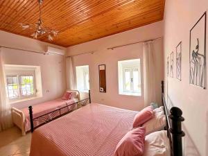 德尔米Kalderimi View House的一间卧室设有两张床和木制天花板
