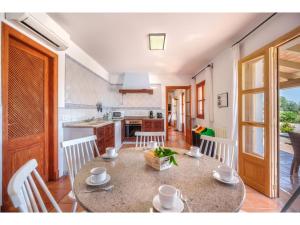 费拉尼特斯Holiday Home Can Soler - FEL125 by Interhome的厨房以及带桌椅的用餐室。