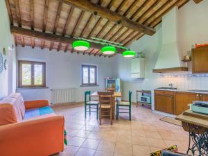StradaApartment Casa Renai a San Gimignano-7 by Interhome的厨房以及带沙发和桌子的客厅。