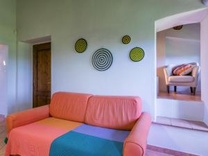 StradaApartment Casa Renai a San Gimignano-7 by Interhome的客厅配有色彩缤纷的沙发和椅子
