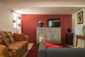 圣萨蒂南艾普特乐多迈纳圣让酒店的带沙发和电视的客厅
