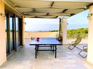 GállosDeluxe Villa Ianthos - Outdoor Hot Tub & Kids Pool的天井上的乒乓球桌