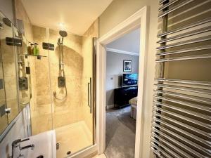 剑桥Honey Hill Cottage - 4 Bedroom Detached House的带淋浴和步入式淋浴间的浴室