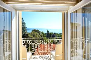 奥帕提亚BRISTOL Hotel Opatija的房屋的阳台享有风景。