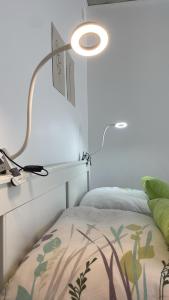 维也纳Best Rated Central Apartment Vienna - AC, WiFi, 24-7 Self Check-In, Board games, Netflix, Prime的卧室配有床头灯