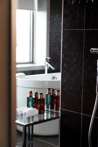 卑尔根卑尔根机场凯瑞酒店的浴室设有水槽和装有瓶子的台面
