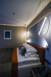奥米什Hotel Medistone的一间卧室配有一张带两个灯的床