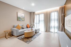 深圳深圳半山壹棠服务公寓的客厅配有沙发和桌子