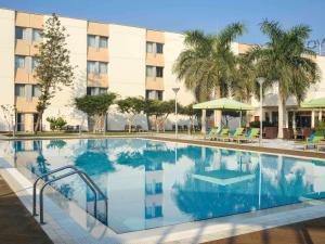 开罗诺富特开罗机场酒店的酒店前方的大型游泳池