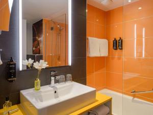 科隆科隆西美居酒店的一间带水槽和淋浴的浴室