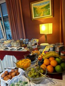 佩斯卡拉玛雅酒店的一张桌子上放着许多碗水果