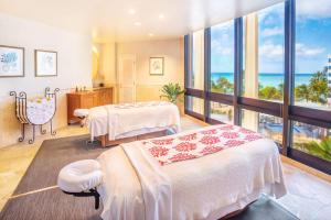 檀香山威基基海滩凯悦水疗度假酒店的一间带两张床的卧室,享有海景