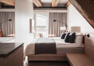 哥本哈根哥本哈根埃德莫瑞酒店的一间卧室设有一张大床和一个窗户。
