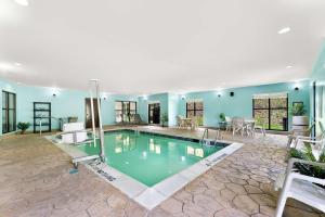 TunkhannockComfort Inn & Suites的大型客房的大型游泳池