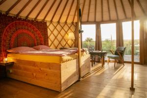 佩讷明德Halbinsel Resort Peenemünde的蒙古包内一间卧室,配有一张大床